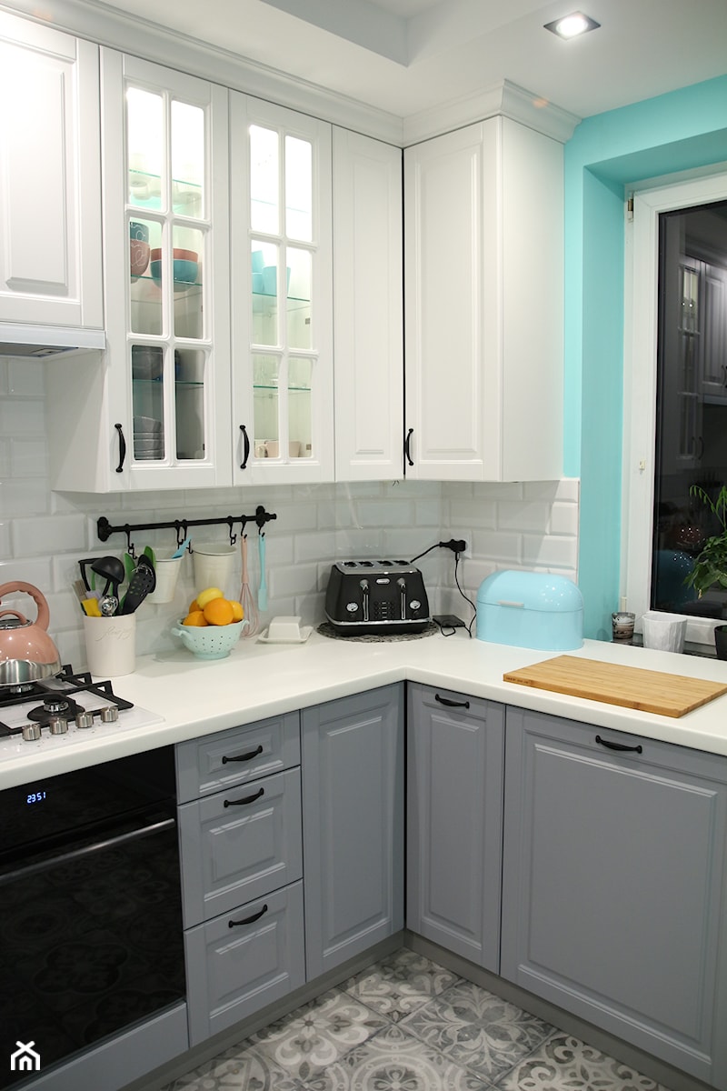 Moja kuchnia - Mała zamknięta biała z zabudowaną lodówką kuchnia w kształcie litery l z oknem - zdjęcie od Wioleta Tałaj
