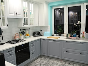 Moja kuchnia - Średnia zamknięta z salonem biała niebieska z zabudowaną lodówką z nablatowym zlewozmywakiem kuchnia w kształcie litery u z oknem - zdjęcie od Wioleta Tałaj