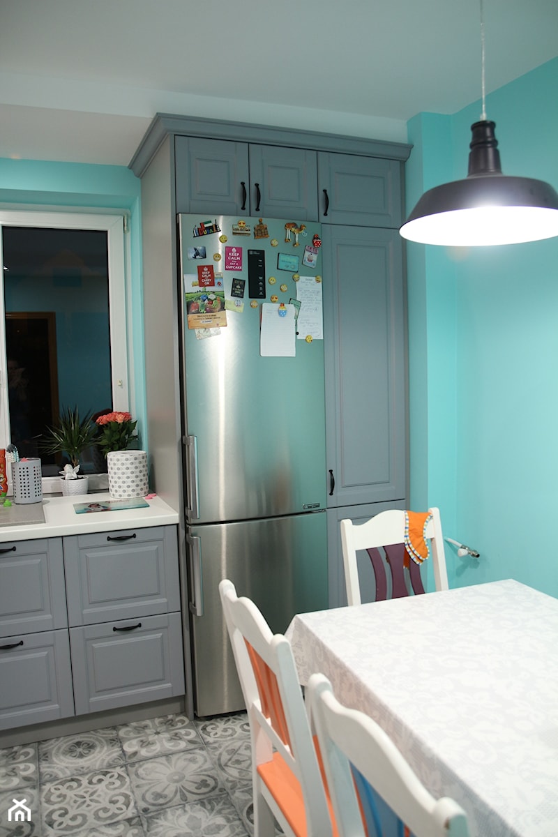 Moja kuchnia - Średnia zamknięta z salonem niebieska z lodówką wolnostojącą z nablatowym zlewozmywakiem kuchnia z oknem - zdjęcie od Wioleta Tałaj