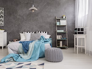 Duża biała szara sypialnia, styl nowoczesny - zdjęcie od Sfera-Designu