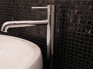 Mała łazienka z czarną mozaiką - zdjęcie od Krawczyszyn-design
