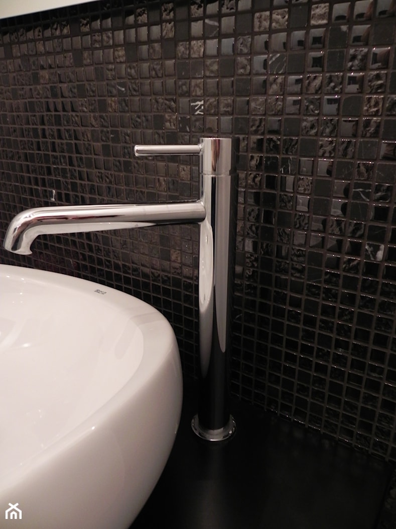 Mała łazienka z czarną mozaiką - zdjęcie od Krawczyszyn-design - Homebook