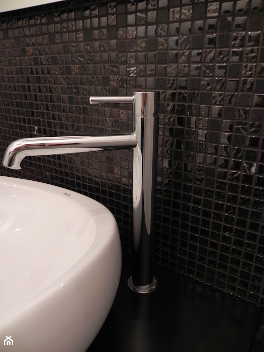 Mała łazienka z czarną mozaiką - zdjęcie od Krawczyszyn-design