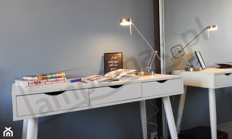 Minimalistyczne biuro w mieszkaniu - zdjęcie od Lampomat