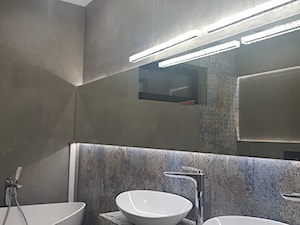 wykończenia wnętrz (glazura) - Średnia z lustrem z dwoma umywalkami z punktowym oświetleniem łazienka z oknem - zdjęcie od Remonty 2k5 Wrocław