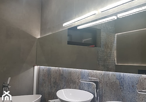 wykończenia wnętrz (glazura) - Średnia z lustrem z dwoma umywalkami z punktowym oświetleniem łazienka z oknem - zdjęcie od Remonty 2k5 Wrocław