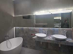 wykończenia wnętrz (glazura) - Średnia bez okna z lustrem z dwoma umywalkami łazienka - zdjęcie od Remonty 2k5 Wrocław
