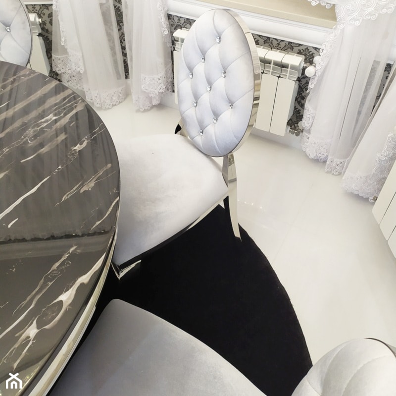 Krzesła glamour Ludwik II pikowane kryształkami, pokryte tapicerką welurową w kolorze srebrnym - zdjęcie od BellaCasa.co - Homebook