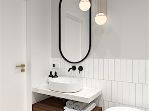MIESZKANIE W KAMIENICY - Mała bez okna z lustrem z marmurową podłogą łazienka, styl nowoczesny - zdjęcie od BDWstudio