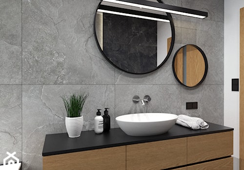 DOM W FIRLEJU - Średnia z lustrem z marmurową podłogą łazienka z oknem, styl nowoczesny - zdjęcie od BDWstudio