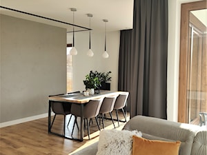 DOM W FIRLEJU - Duża biała szara jadalnia jako osobne pomieszczenie, styl nowoczesny - zdjęcie od BDWstudio