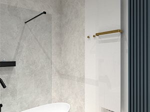 MIESZKANIE W KAMIENICY - Średnia bez okna z marmurową podłogą z punktowym oświetleniem łazienka, styl nowoczesny - zdjęcie od BDWstudio