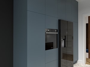 MIESZKANIE W KAMIENICY - Mała otwarta z salonem biała czarna z zabudowaną lodówką z lodówką wolnostojącą kuchnia jednorzędowa, styl nowoczesny - zdjęcie od BDWstudio