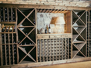 Niesamowita piwniczka winna w folwarku Stara Winiarnia w Mszanie Dolnej. - Mała szara jadalnia - zdjęcie od wineroom