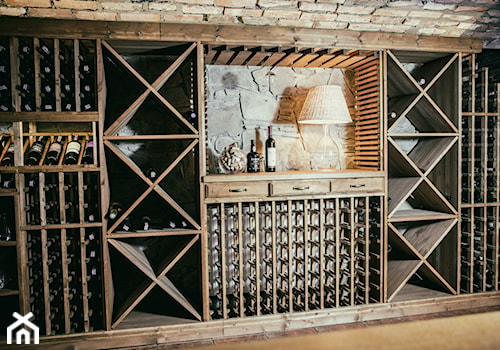Niesamowita piwniczka winna w folwarku Stara Winiarnia w Mszanie Dolnej. - Mała szara jadalnia - zdjęcie od wineroom