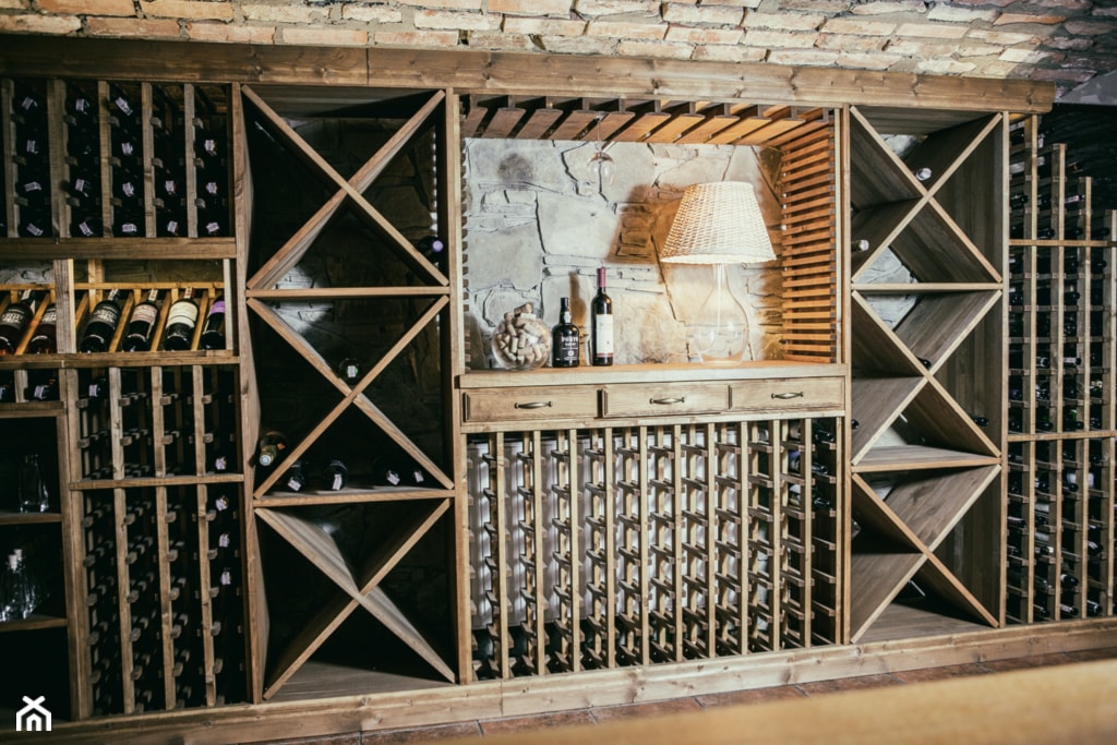 Niesamowita piwniczka winna w folwarku Stara Winiarnia w Mszanie Dolnej. - Mała szara jadalnia - zdjęcie od wineroom - Homebook