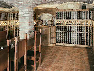 Niesamowita piwniczka winna w folwarku Stara Winiarnia w Mszanie Dolnej.