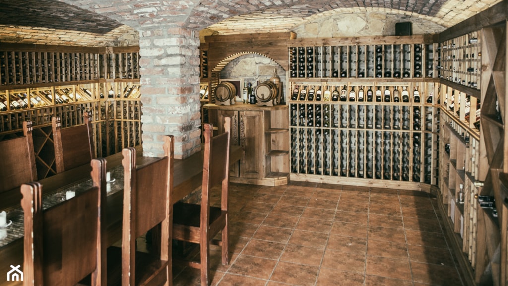 Niesamowita piwniczka winna w folwarku Stara Winiarnia w Mszanie Dolnej. - Duża jadalnia jako osobne pomieszczenie - zdjęcie od wineroom - Homebook