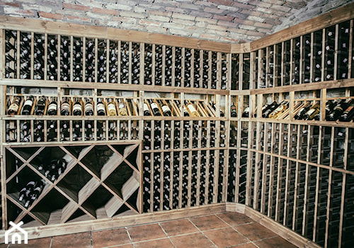 Niesamowita piwniczka winna w folwarku Stara Winiarnia w Mszanie Dolnej. - Wnętrza publiczne - zdjęcie od wineroom