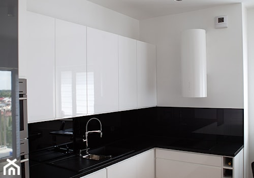 mieszkanie ul.Meissnera - Mała średnia otwarta z salonem biała czarna z zabudowaną lodówką z nablatowym zlewozmywakiem kuchnia w kształcie litery l, styl nowoczesny - zdjęcie od Kara design. Pracownia projektowa Karolina Pruszewicz