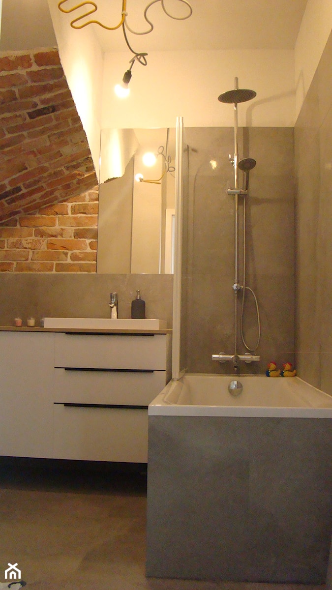 łazienka z cegłą2 - Mała łazienka, styl nowoczesny - zdjęcie od Kara design. Pracownia projektowa Karolina Pruszewicz