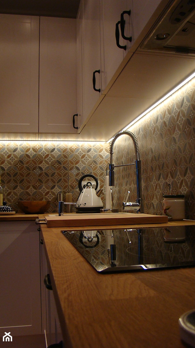 plewiska3 - Mała średnia otwarta zamknięta z salonem z zabudowaną lodówką kuchnia w kształcie litery l, styl tradycyjny - zdjęcie od Kara design. Pracownia projektowa Karolina Pruszewicz