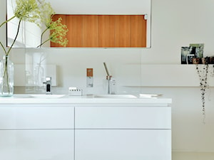 dom biały / dom czarny - Mała na poddaszu bez okna z dwoma umywalkami łazienka, styl nowoczesny - zdjęcie od projekt i...