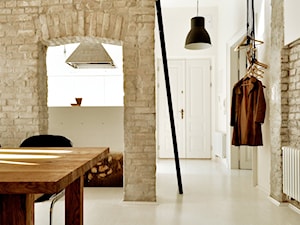 industrialna kamienica - Średnia biała jadalnia w salonie, styl industrialny - zdjęcie od projekt i...