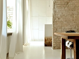 industrialna kamienica - Średnia beżowa jadalnia w salonie, styl industrialny - zdjęcie od projekt i...