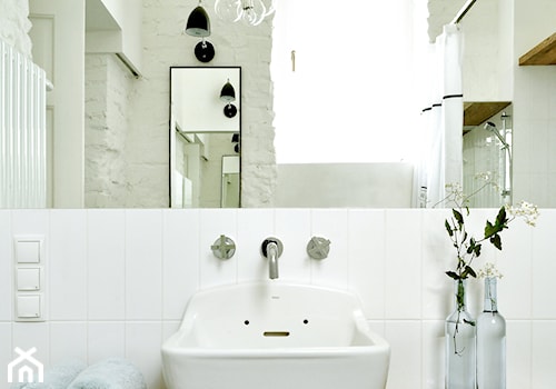 industrialna kamienica - Mała łazienka z oknem, styl industrialny - zdjęcie od projekt i...