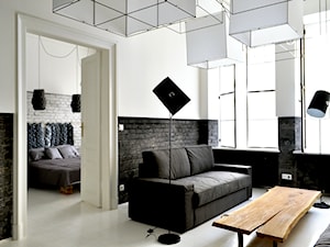 industrialna kamienica - Średni biały czarny salon, styl industrialny - zdjęcie od projekt i...