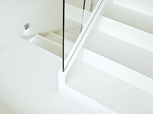 dom biały / dom czarny - Schody, styl nowoczesny - zdjęcie od projekt i...