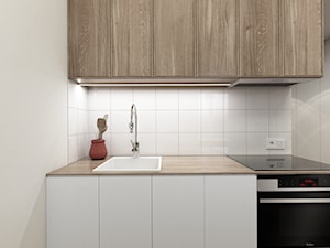 MiniMaxy - MINImum powierzchni, MAXImum funkcjonalności - Mała zamknięta biała z zabudowaną lodówką z nablatowym zlewozmywakiem kuchnia jednorzędowa, styl minimalistyczny - zdjęcie od Julia Wilczyńska-Kuciapska ⚫️ punctum architecture