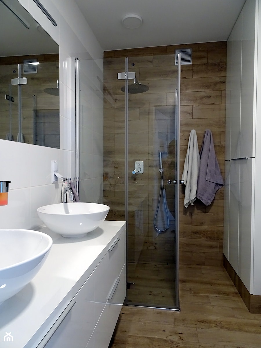 Dom jednorodzinny w zabudowie szeregowej - Stargard - Mała bez okna z dwoma umywalkami łazienka, styl nowoczesny - zdjęcie od OpenARCH