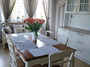 Metamorfoza salonu i kuchni w Stargardzie - Średnia otwarta z kamiennym blatem biała kuchnia jednorzędowa z oknem, styl prowansalski - zdjęcie od OpenARCH
