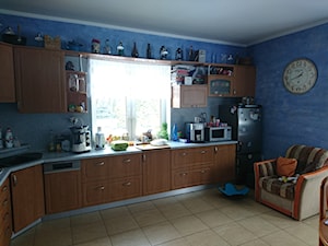 Metamorfoza salonu i kuchni w Stargardzie - Średnia zamknięta z kamiennym blatem niebieska z zabudowaną lodówką z lodówką wolnostojącą z nablatowym zlewozmywakiem kuchnia w kształcie litery l z oknem - zdjęcie od OpenARCH