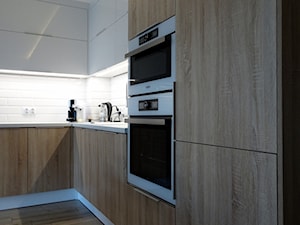 Dom jednorodzinny w zabudowie szeregowej - Stargard - Średnia zamknięta z kamiennym blatem biała z zabudowaną lodówką z lodówką wolnostojącą kuchnia w kształcie litery l, styl nowoczesny - zdjęcie od OpenARCH