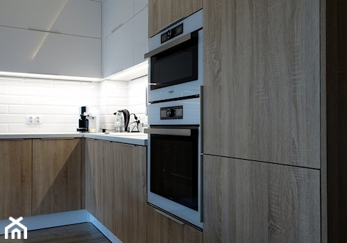 Dom jednorodzinny w zabudowie szeregowej - Stargard - Średnia zamknięta z kamiennym blatem biała z zabudowaną lodówką z lodówką wolnostojącą kuchnia w kształcie litery l, styl nowoczesny - zdjęcie od OpenARCH