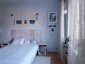 Sypialnia w błękicie - Mała biała sypialnia, styl skandynawski - zdjęcie od Paula Jakaś