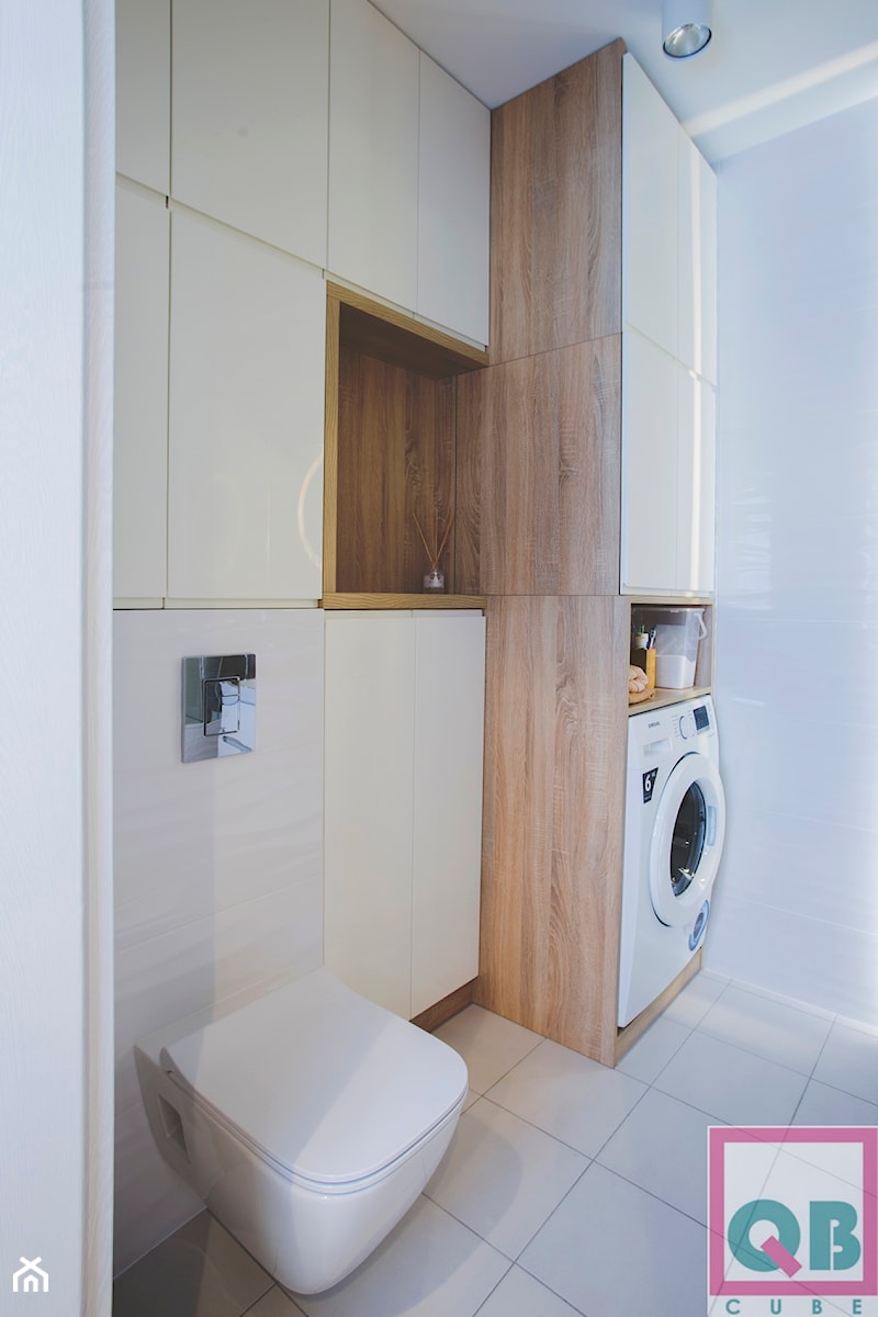 Łazienka w nowoczesnym stylu biel z drewnem - zdjęcie od Doxi24