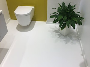 Posadzka poliuretanowa w łazience - Mała na poddaszu bez okna łazienka, styl minimalistyczny - zdjęcie od DAMKO Dekoracyjne posadzki z żywicy i betonu