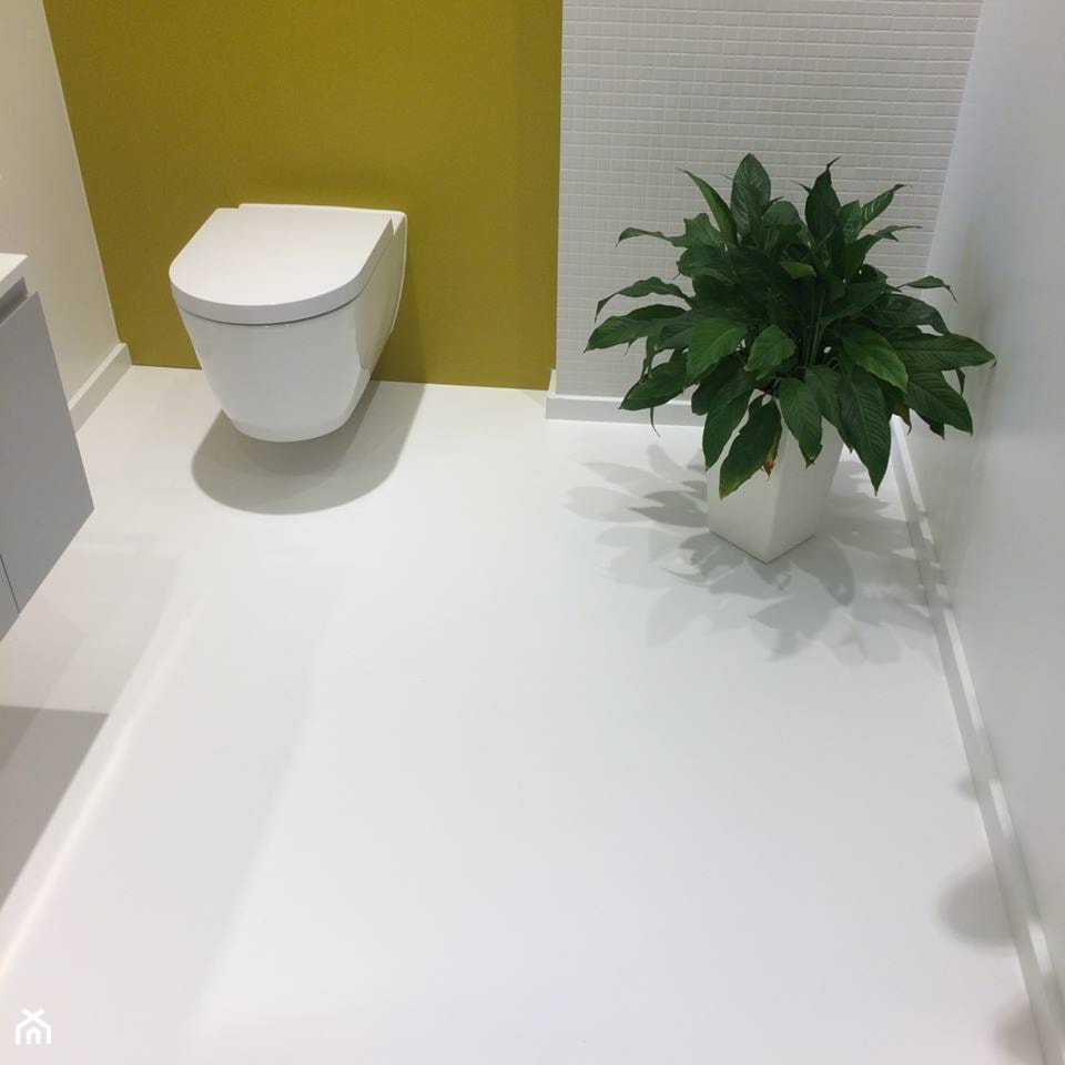 Posadzka poliuretanowa w łazience - Mała na poddaszu bez okna łazienka, styl minimalistyczny - zdjęcie od DAMKO Dekoracyjne posadzki z żywicy i betonu - Homebook