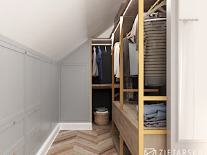 Sypialnia z garderobą - Mała zamknięta garderoba na poddaszu, styl nowoczesny - zdjęcie od zietarska.pl - pracownia projektowa