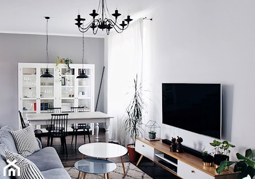 Mały biały szary salon z jadalnią, styl skandynawski - zdjęcie od Anna Krynicka 4