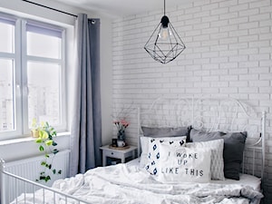 Mała biała sypialnia, styl skandynawski - zdjęcie od Anna Krynicka 4