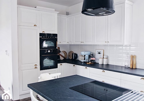 Średnia zamknięta biała z zabudowaną lodówką kuchnia w kształcie litery l z wyspą lub półwyspem, styl skandynawski - zdjęcie od Anna Krynicka 4