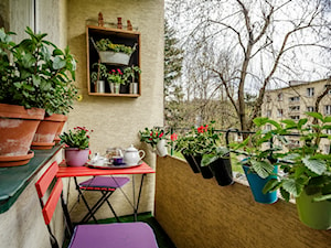 #pieknybalkon - Mały z meblami ogrodowymi z donicami na kwiaty taras z tyłu domu - zdjęcie od Antonina Olearczyk