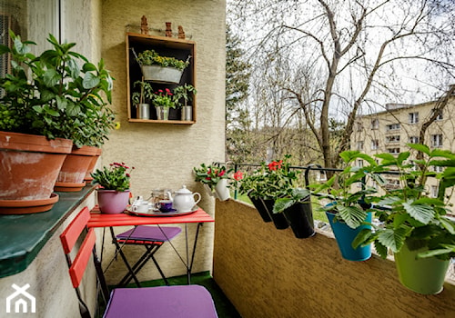 #pieknybalkon - Mały z meblami ogrodowymi z donicami na kwiaty taras z tyłu domu - zdjęcie od Antonina Olearczyk