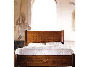 Łóżko z drewna orzechowego z intarsją - zdjęcie od BoutiquePierrot