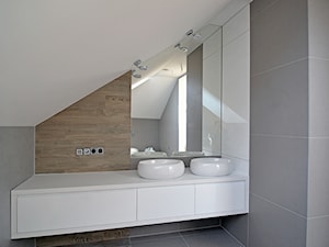 Realizacja Rosanów - Mała na poddaszu bez okna z dwoma umywalkami łazienka - zdjęcie od Mariani s.c.